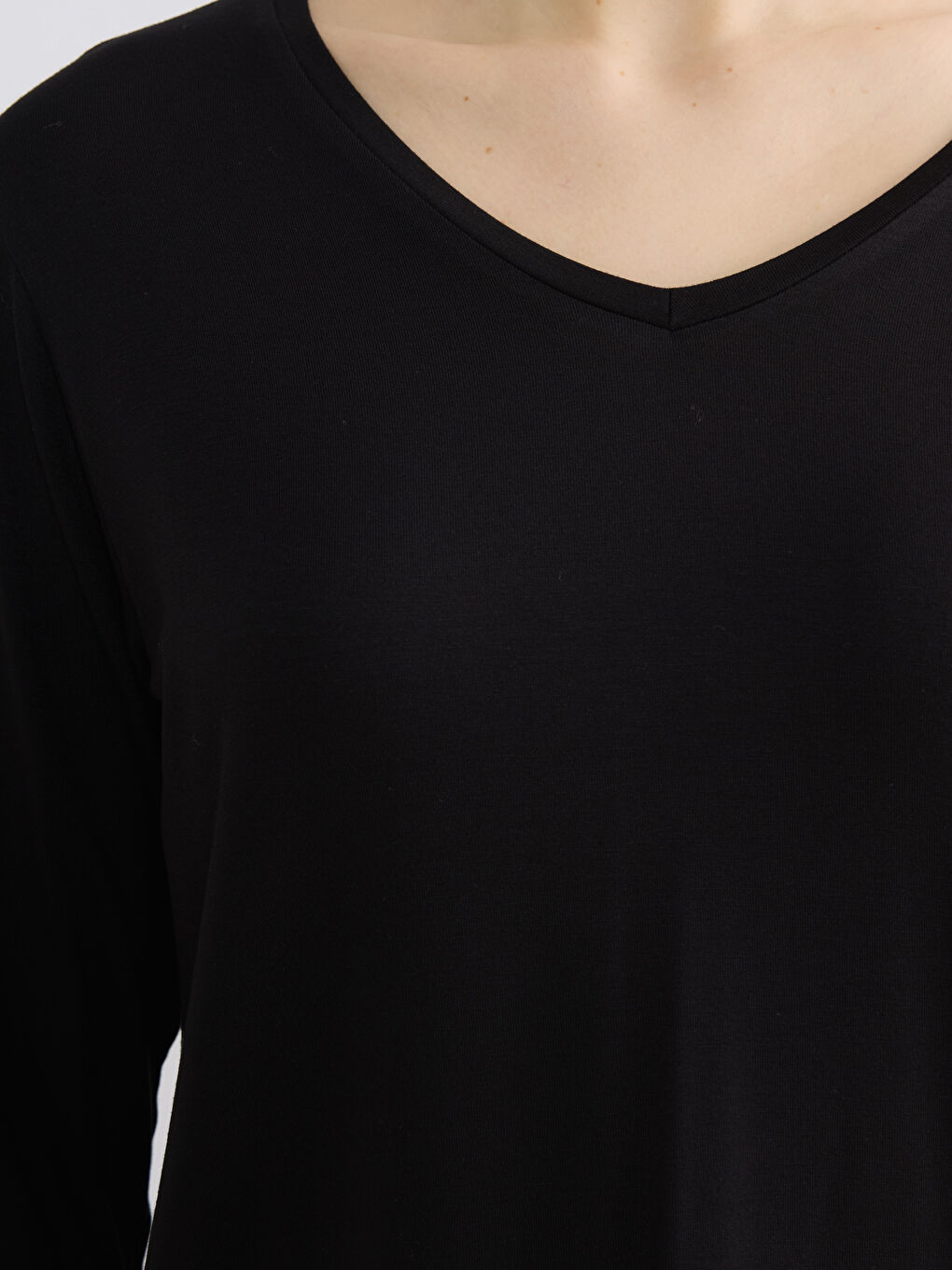 Siyah V Yaka Kadın Tişört-2