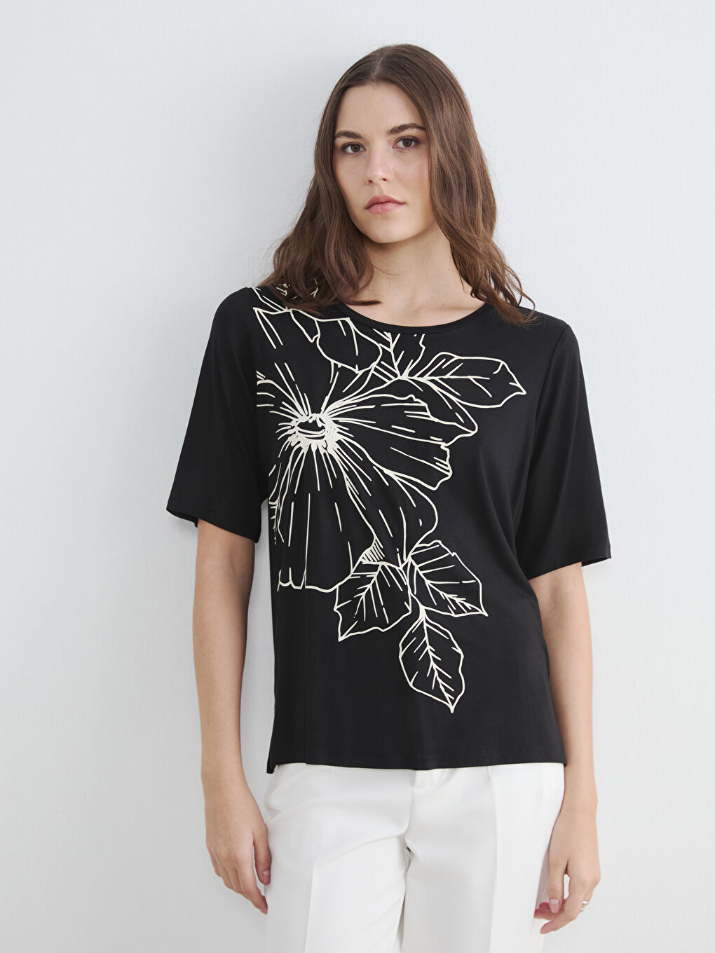 Siyah Bisiklet Yaka Çiçekli Kadın Tişört