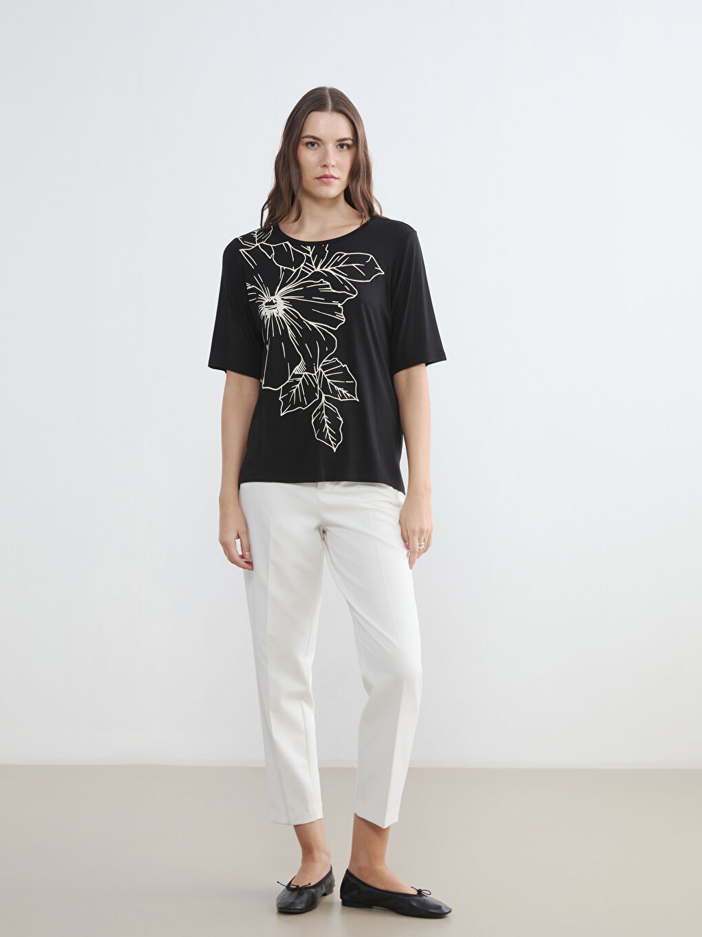 Siyah Bisiklet Yaka Çiçekli Kadın Tişört-1