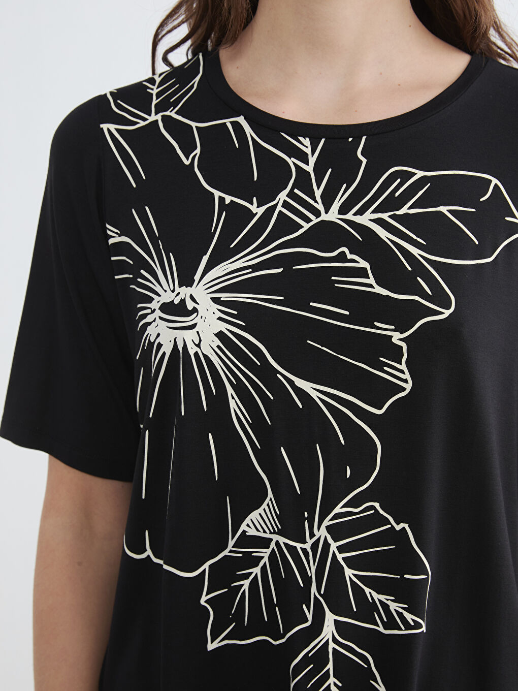 Siyah Bisiklet Yaka Çiçekli Kadın Tişört-2