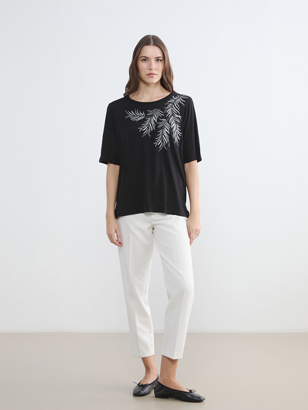 Siyah Bisiklet Yaka Çiçekli Kadın Tişört-1