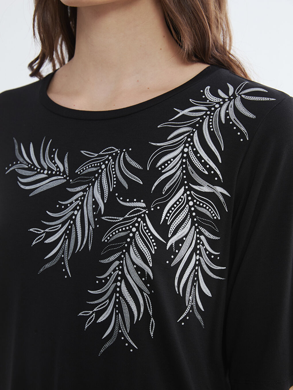 Siyah Bisiklet Yaka Çiçekli Kadın Tişört-2