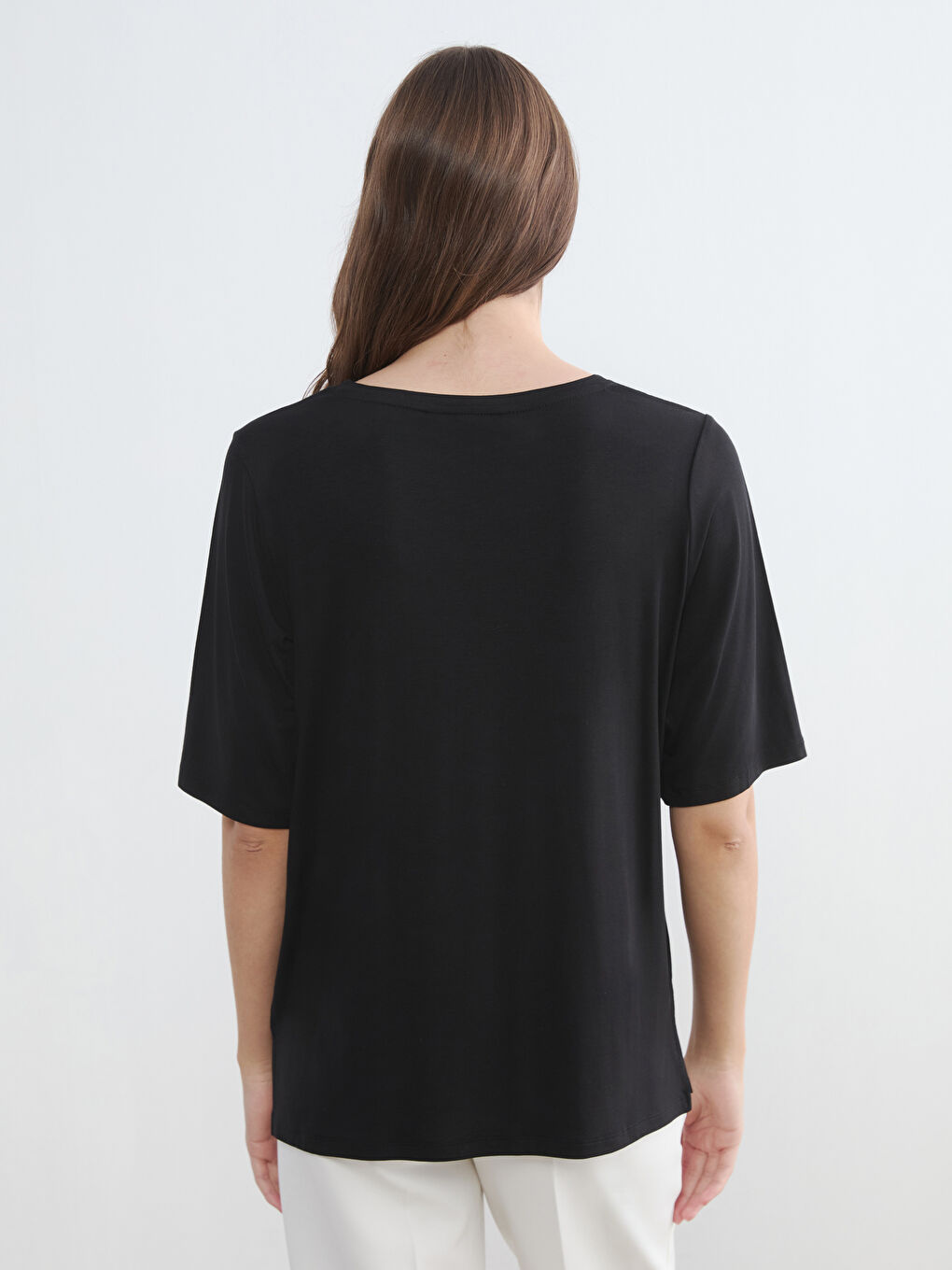 Siyah Bisiklet Yaka Çiçekli Kadın Tişört-3