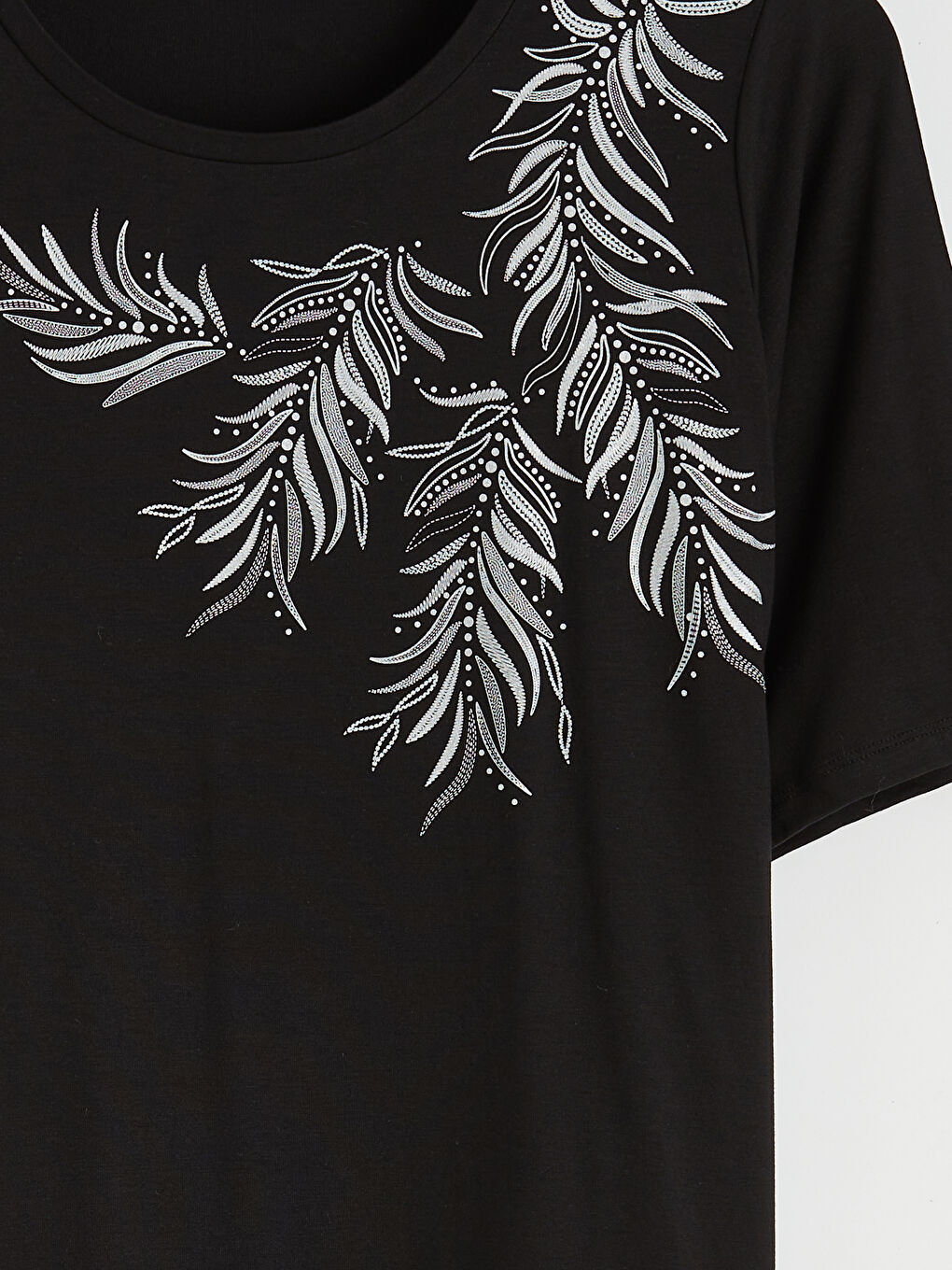 Siyah Bisiklet Yaka Çiçekli Kadın Tişört-5
