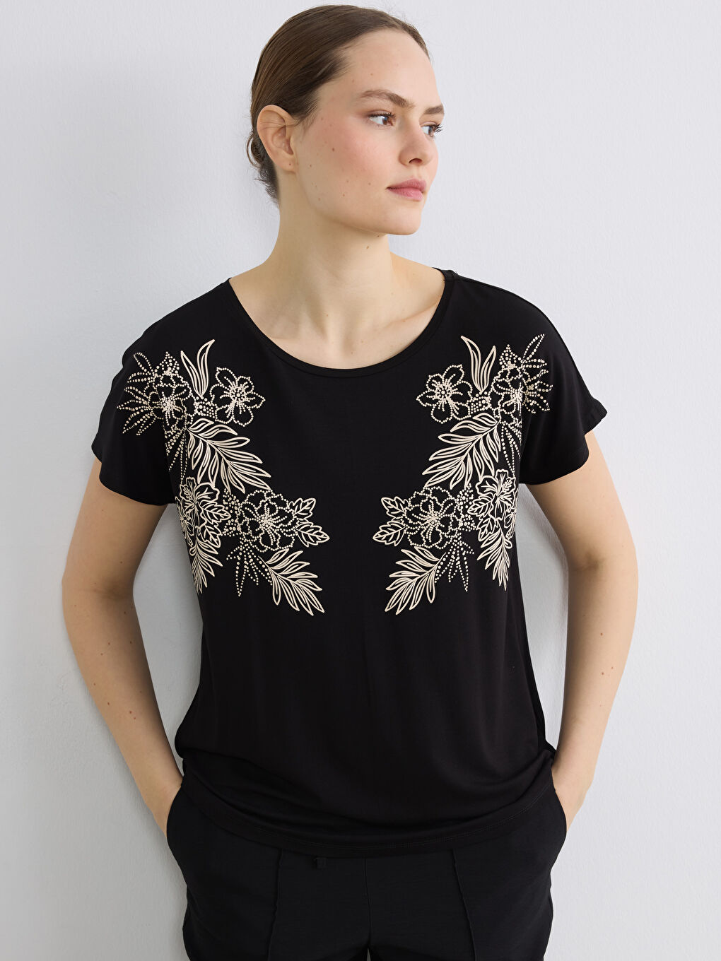 Siyah Bisiklet Yaka Çiçekli Kadın Tişört