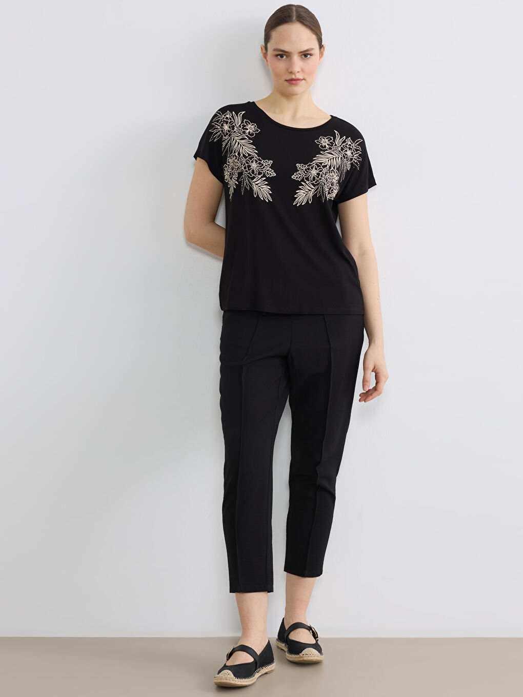 Siyah Bisiklet Yaka Çiçekli Kadın Tişört-1