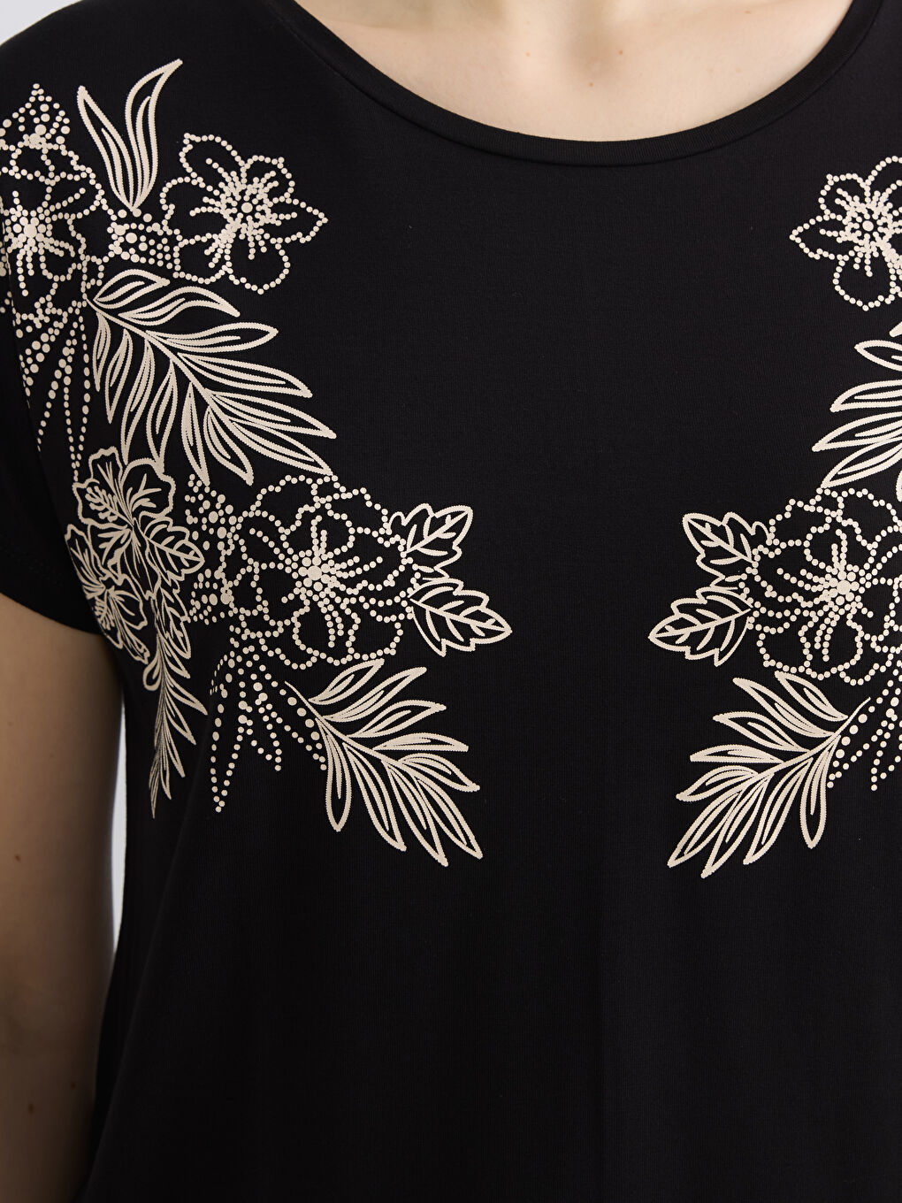 Siyah Bisiklet Yaka Çiçekli Kadın Tişört-2
