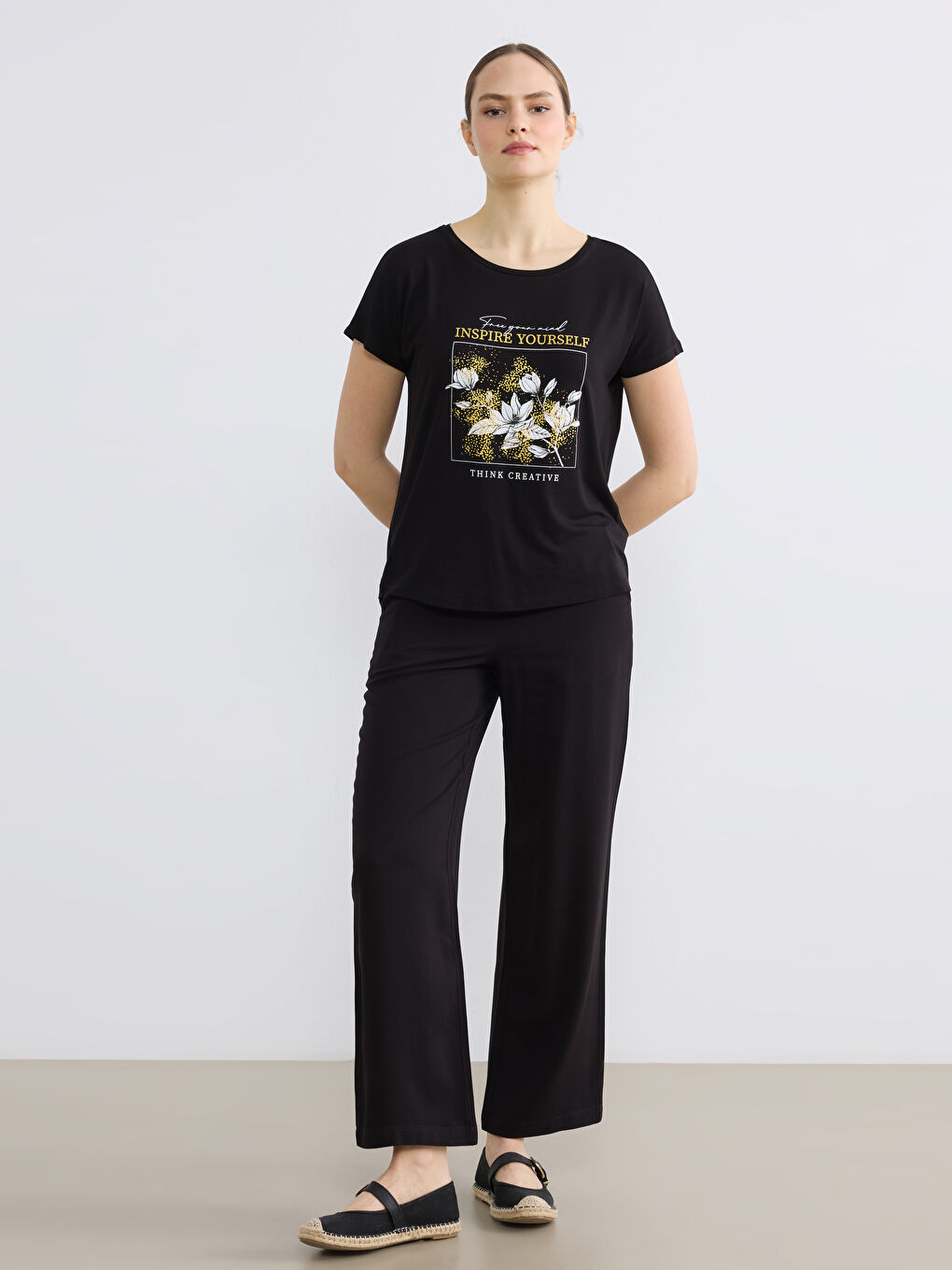 Siyah Bisiklet Yaka Baskılı Kadın Tişört-1