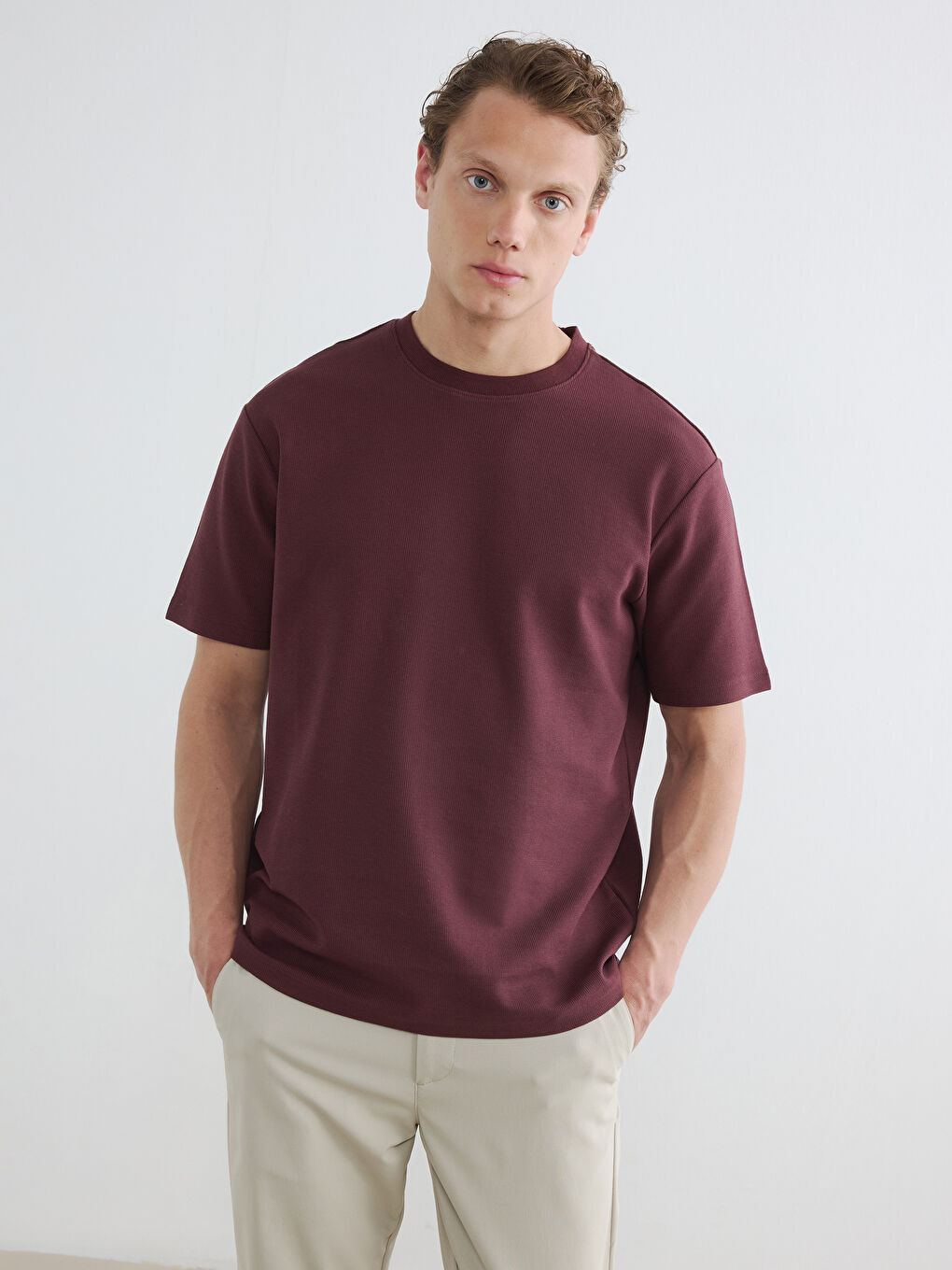 Мъжка тениска с обло деколте