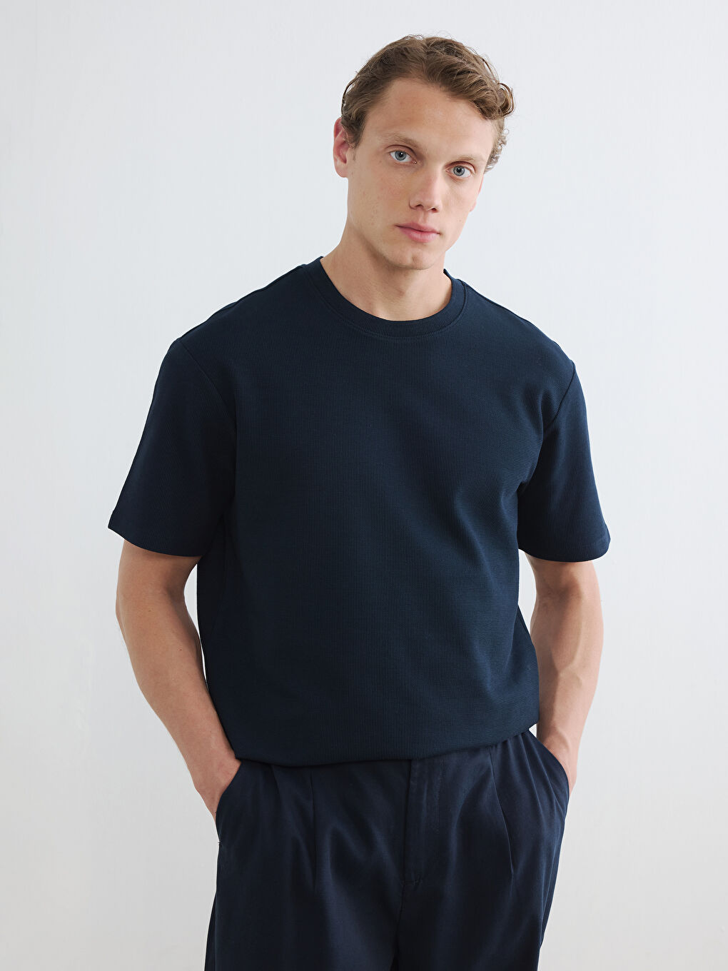 Мъжка тениска с обло деколте