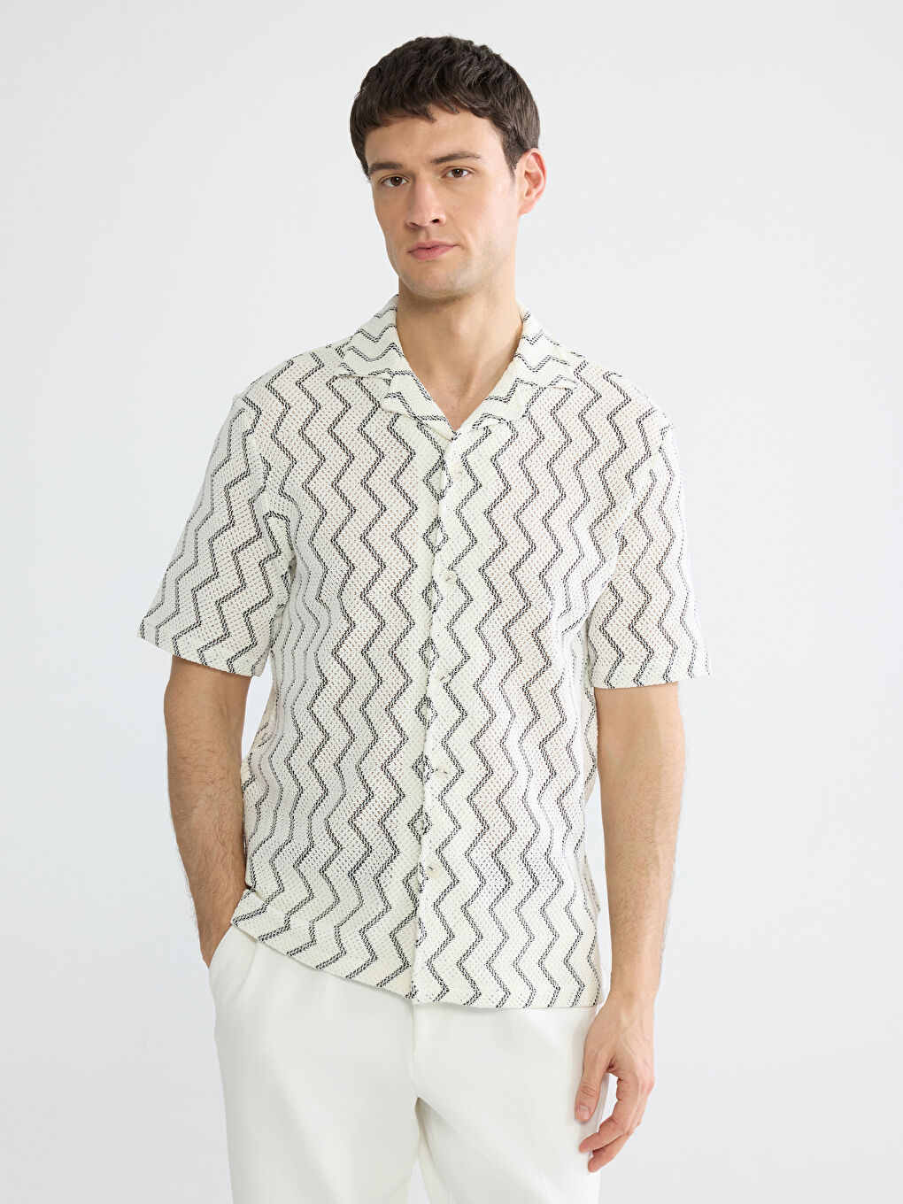 მამაკაცები შავი პერანგი