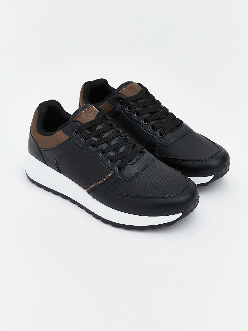 پێڵاوی وەرزشی ڕه‌ش پیاو