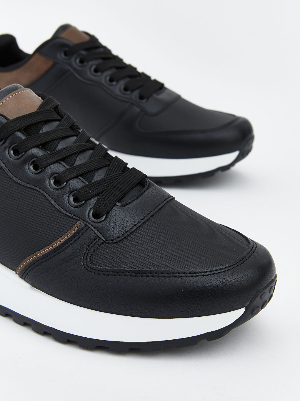 پێڵاوی وەرزشی ڕه‌ش پیاو-2