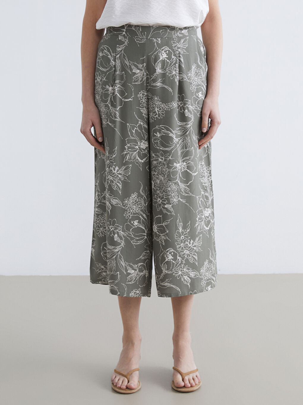 Haki Beli Lastikli Çiçekli Kadın Kapri-1