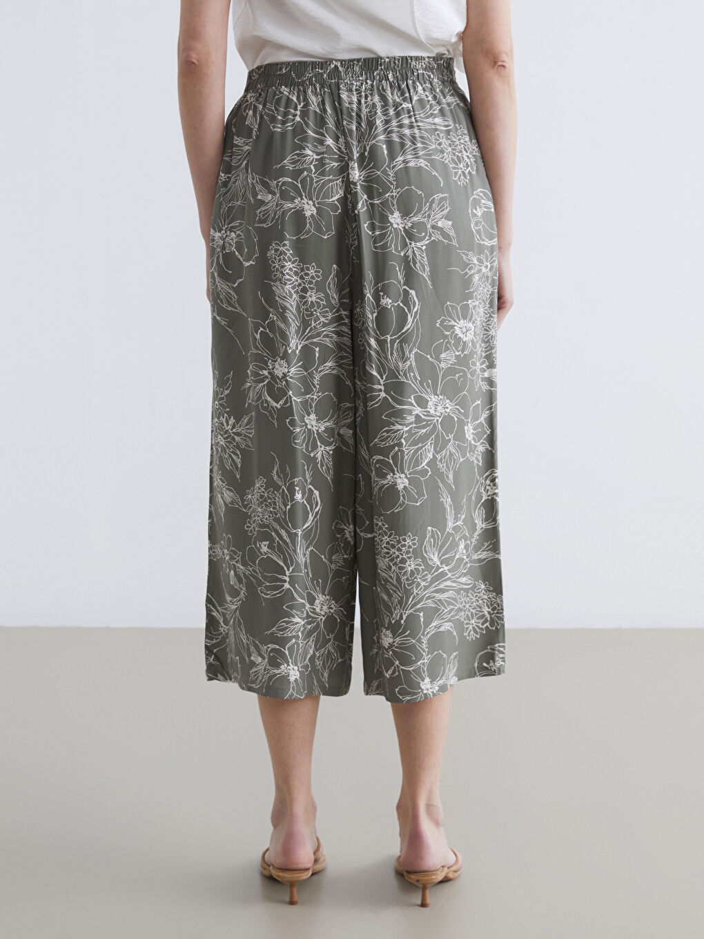 Haki Beli Lastikli Çiçekli Kadın Kapri-3