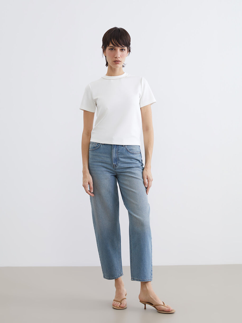 Dik Yaka Taşlı Kadın Tişört-1