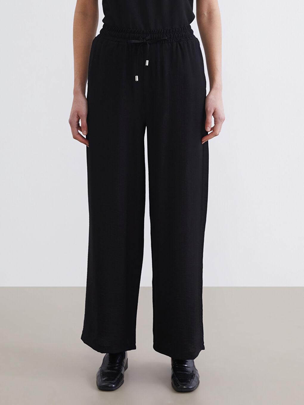 Effortless elegance meets everyday comfort in our wide-leg trousers with an elasticated waistband.-1