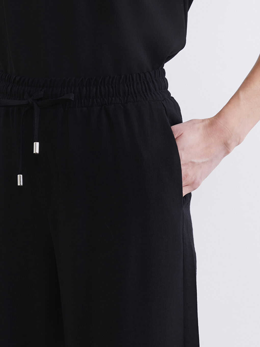 Effortless elegance meets everyday comfort in our wide-leg trousers with an elasticated waistband.-2