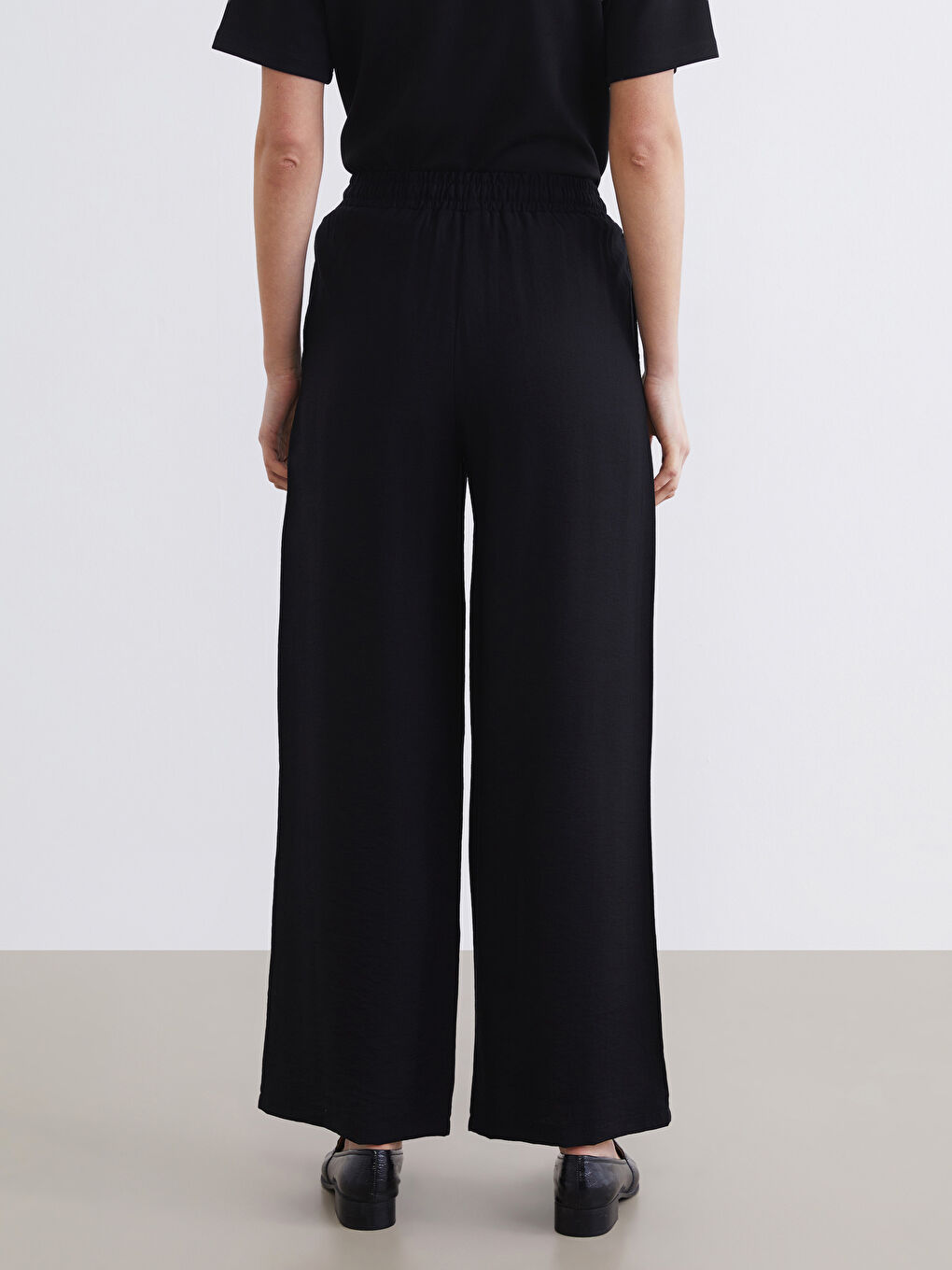 Effortless elegance meets everyday comfort in our wide-leg trousers with an elasticated waistband.-3
