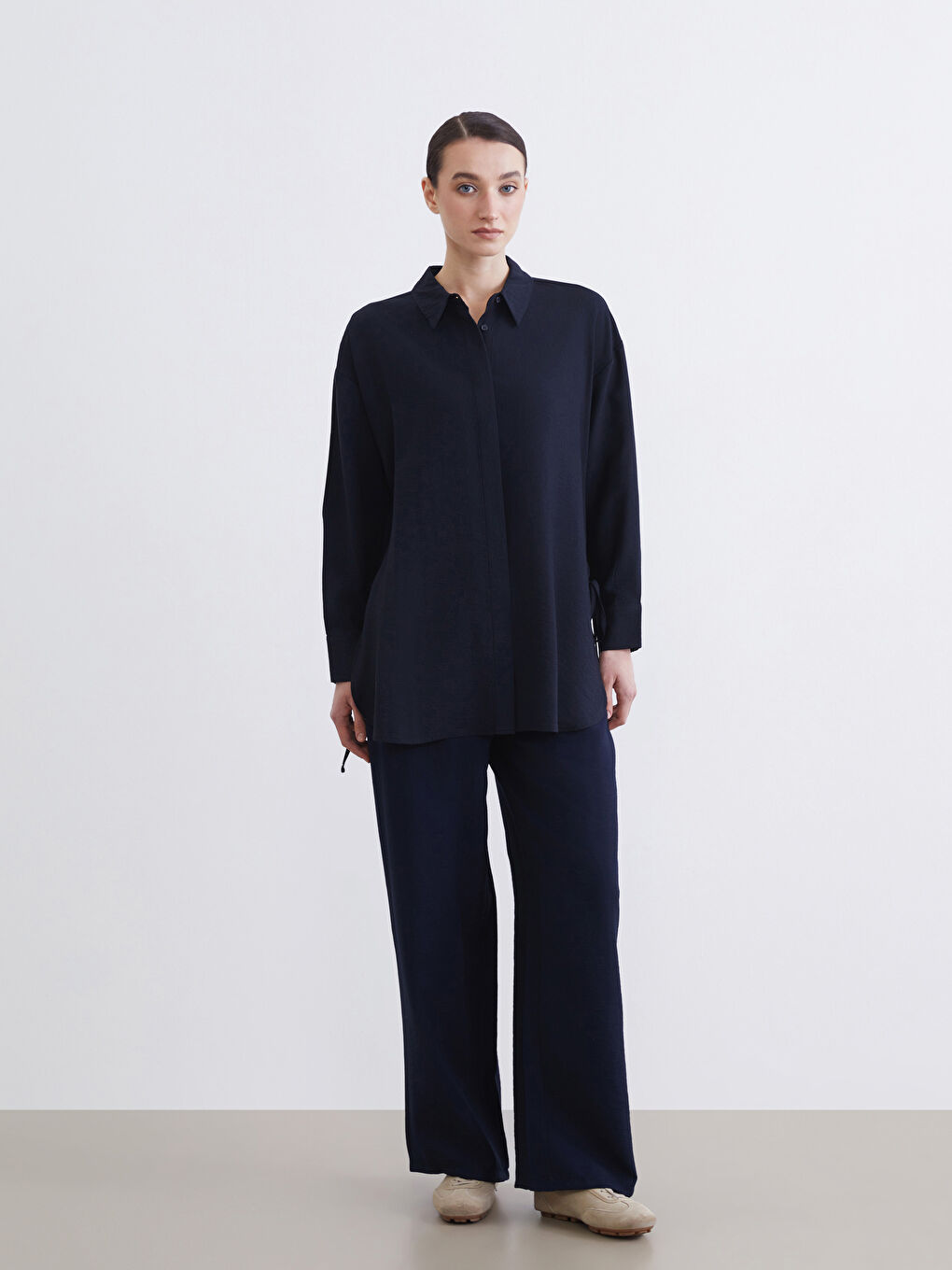 Effortless elegance meets everyday comfort in our wide-leg trousers with a flattering elasticated waist.