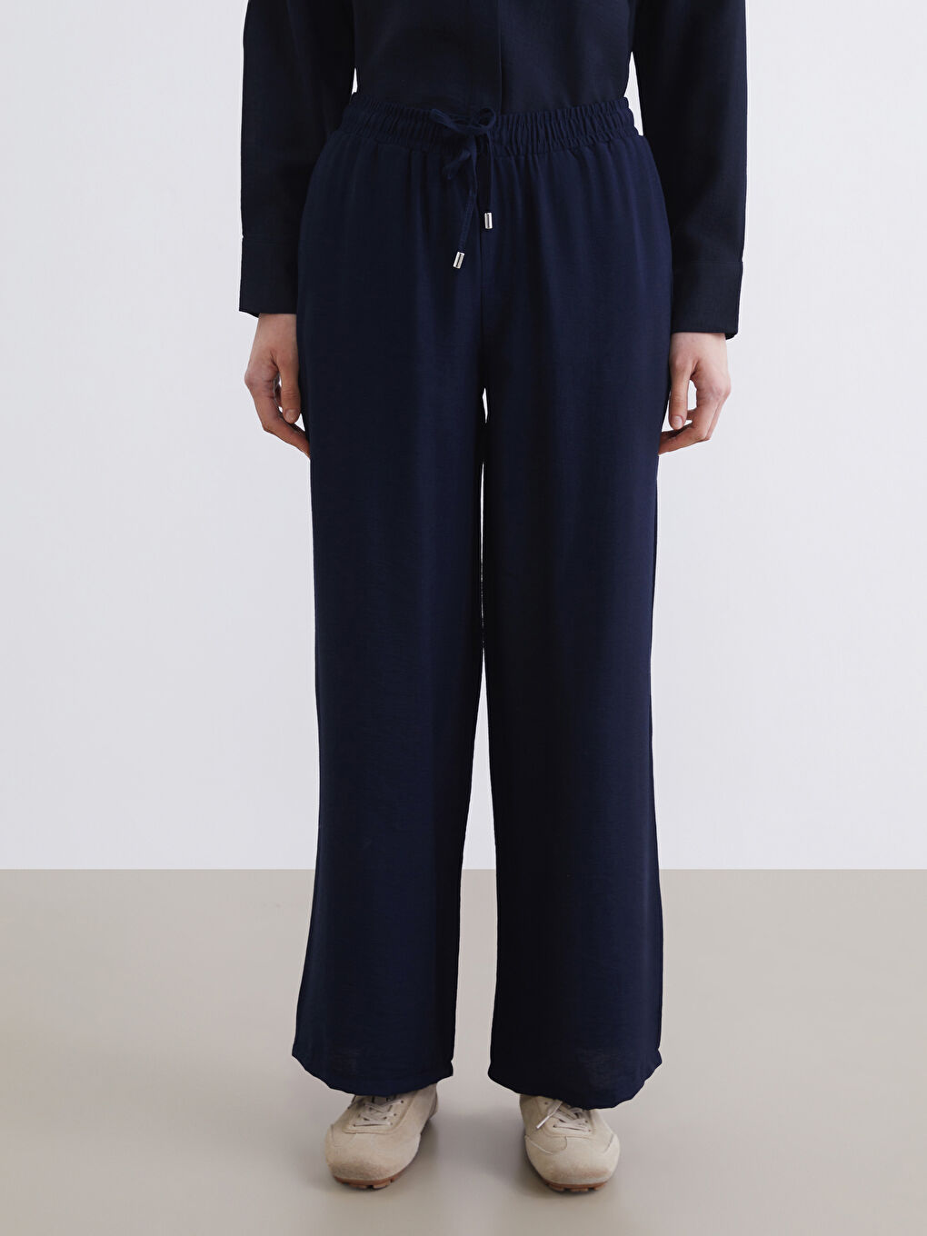 Effortless elegance meets everyday comfort in our wide-leg trousers with a flattering elasticated waist.-1