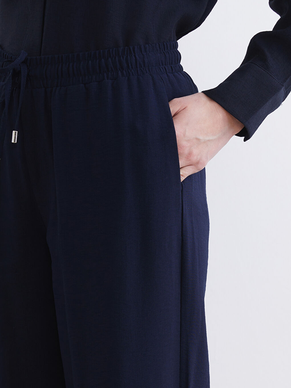 Effortless elegance meets everyday comfort in our wide-leg trousers with a flattering elasticated waist.-2