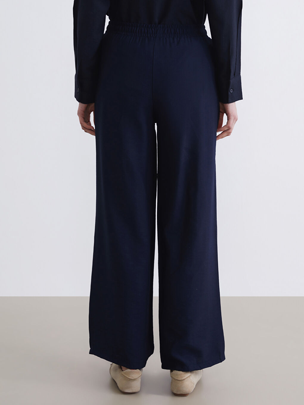 Effortless elegance meets everyday comfort in our wide-leg trousers with a flattering elasticated waist.-3