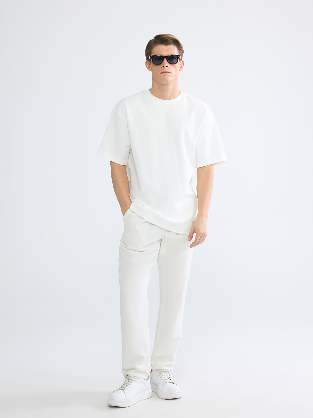 Beyaz Bisiklet Yaka Erkek Tişört-1