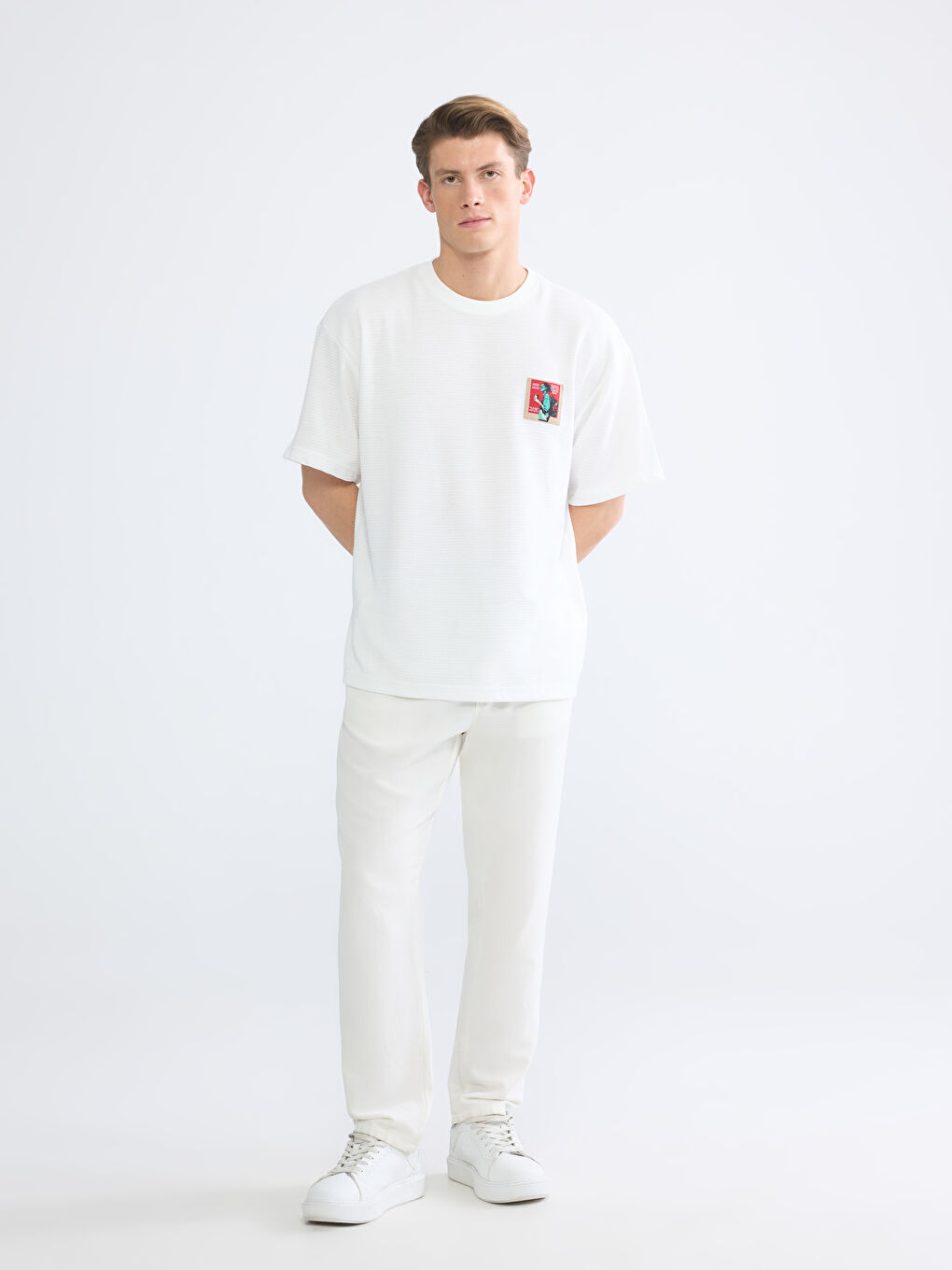 Beyaz Bisiklet Yaka Nakışlı Penye Erkek Tişört-1