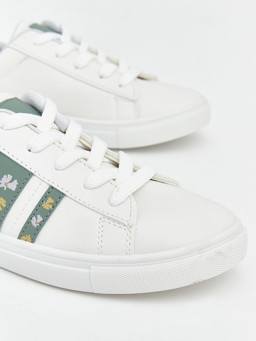 Beyaz Bağcıklı Çiçek Desenli Kız Çocuk Spor Ayakkabı-2