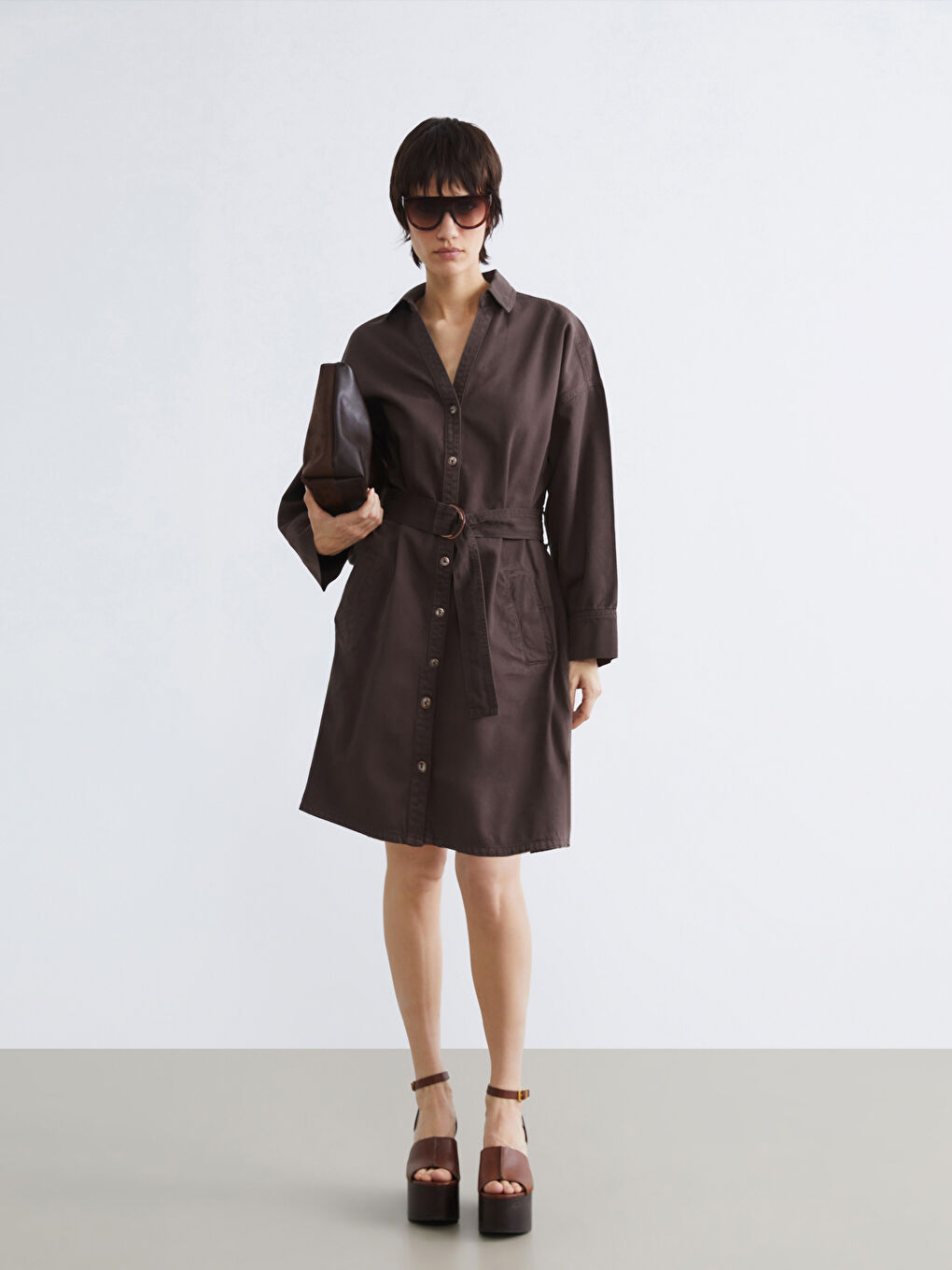 Kahverengi Gömlek Yaka Beli Kemerli Jean Elbise