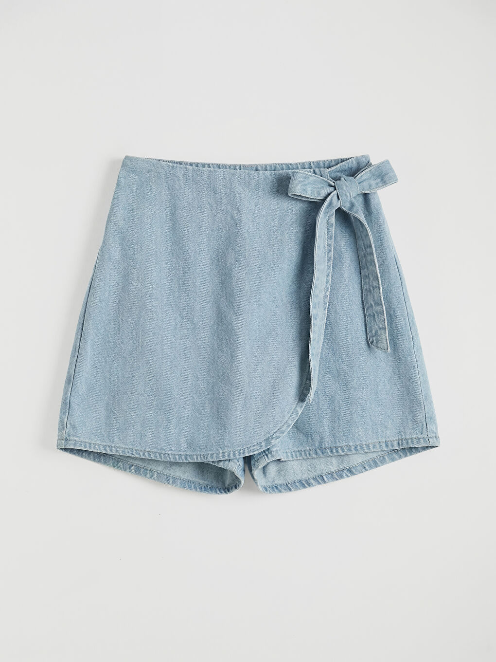 გოგონა მუქი ლურჯი დახურული შორტი