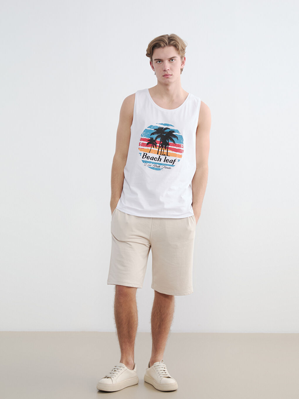 Beyaz Bisiklet Yaka Baskılı Erkek Kolsuz Tişört-1