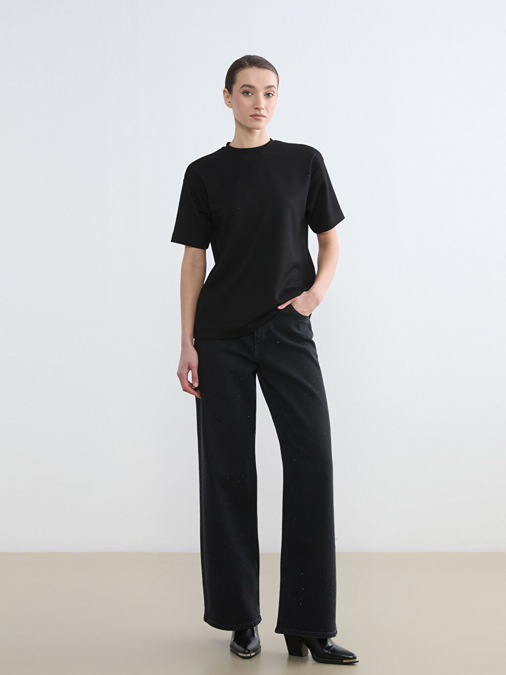 Siyah Bisiklet Yaka Taşlı Kadın Tişört-1