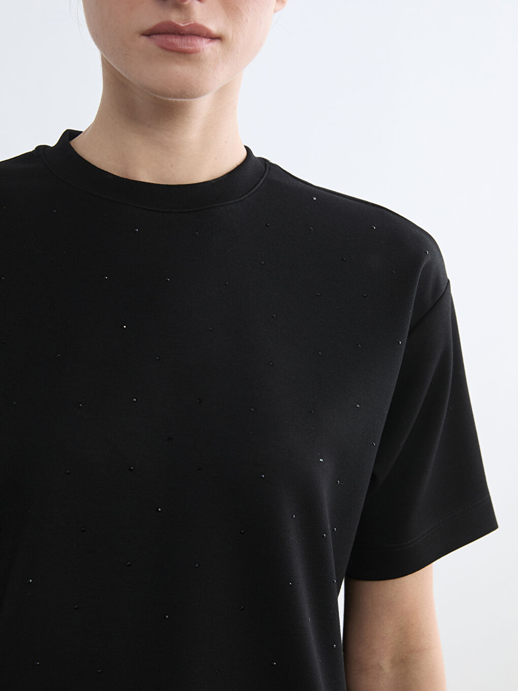 Siyah Bisiklet Yaka Taşlı Kadın Tişört-2