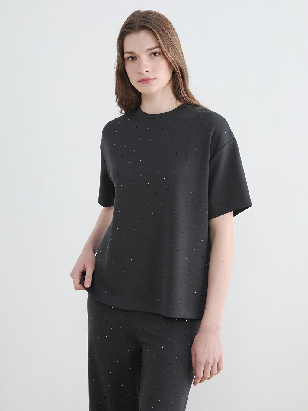 Antrasit Bisiklet Yaka Taşlı Kadın Tişört	