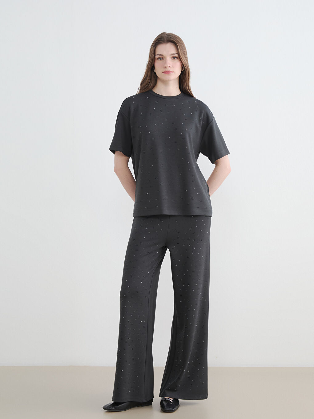 Antrasit Bisiklet Yaka Taşlı Kadın Tişört	-1