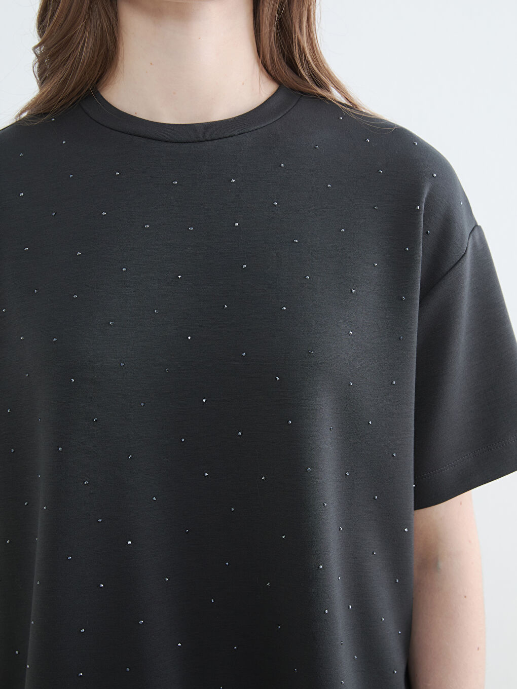 Antrasit Bisiklet Yaka Taşlı Kadın Tişört	-2