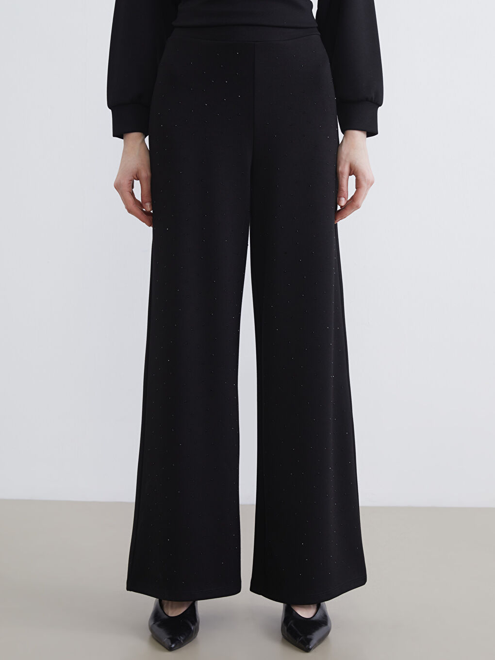 Effortless elegance meets everyday comfort in our wide-leg, elastic-waist women's sweatpants.-1