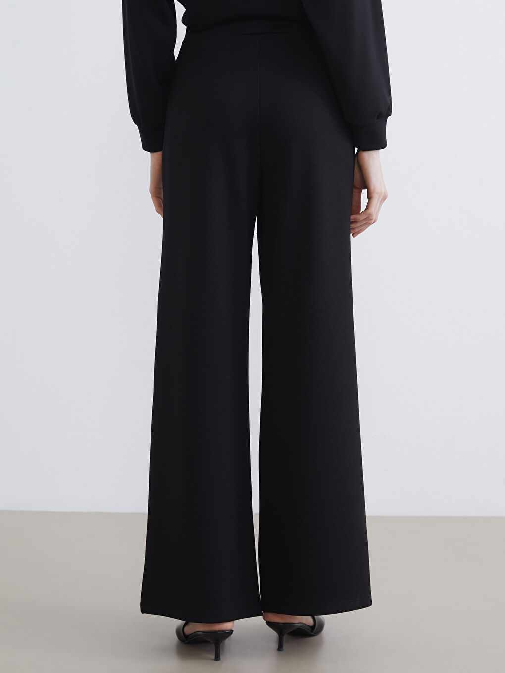 Effortless elegance meets everyday comfort in our wide-leg, elastic-waist women's sweatpants.-3