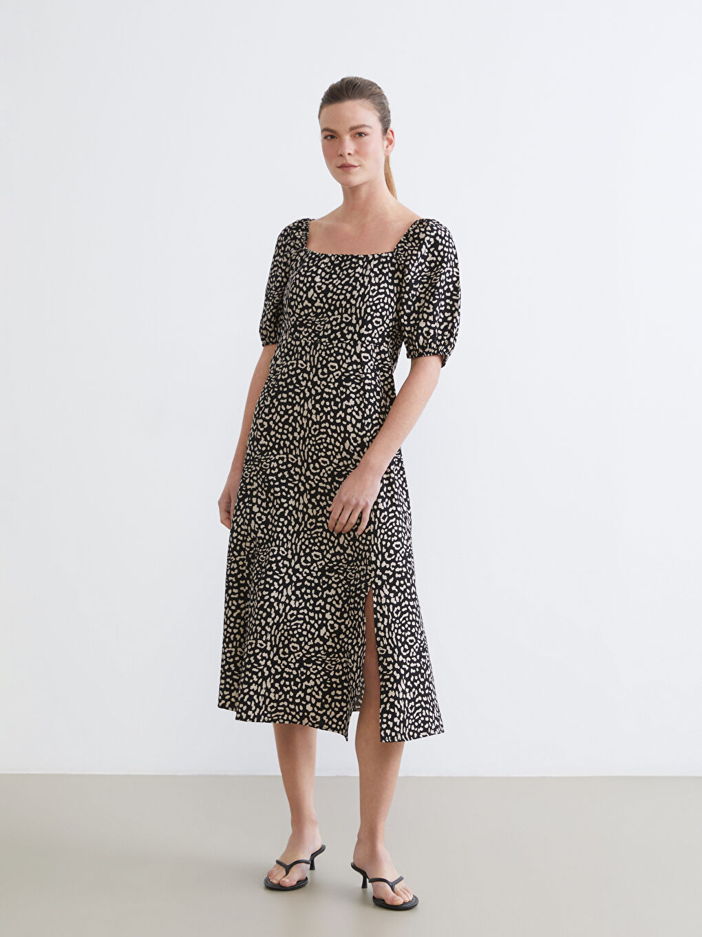 Siyah Kare Yaka Balon Kollu Belden Oturtmalı Elbise