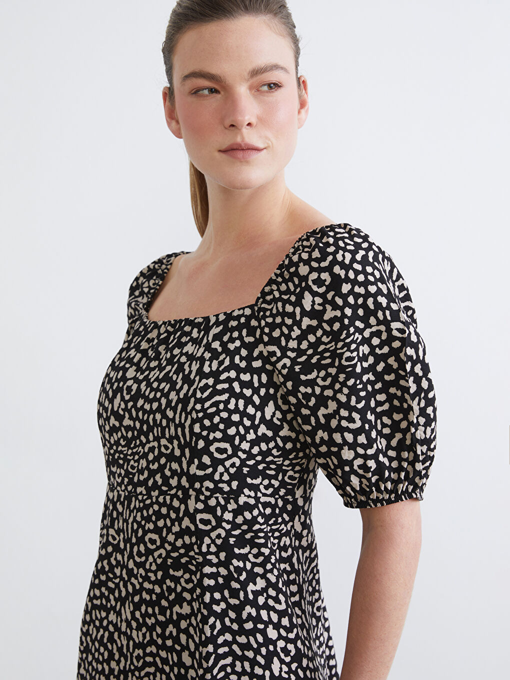 Siyah Kare Yaka Balon Kollu Belden Oturtmalı Elbise-1