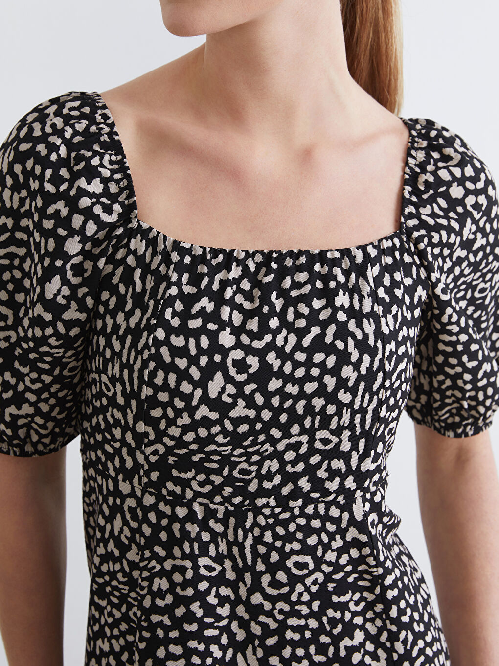 Siyah Kare Yaka Balon Kollu Belden Oturtmalı Elbise-2