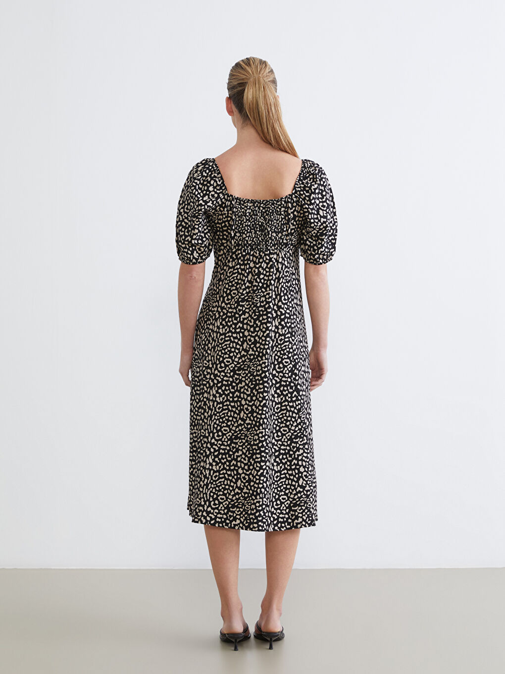 Siyah Kare Yaka Balon Kollu Belden Oturtmalı Elbise-3