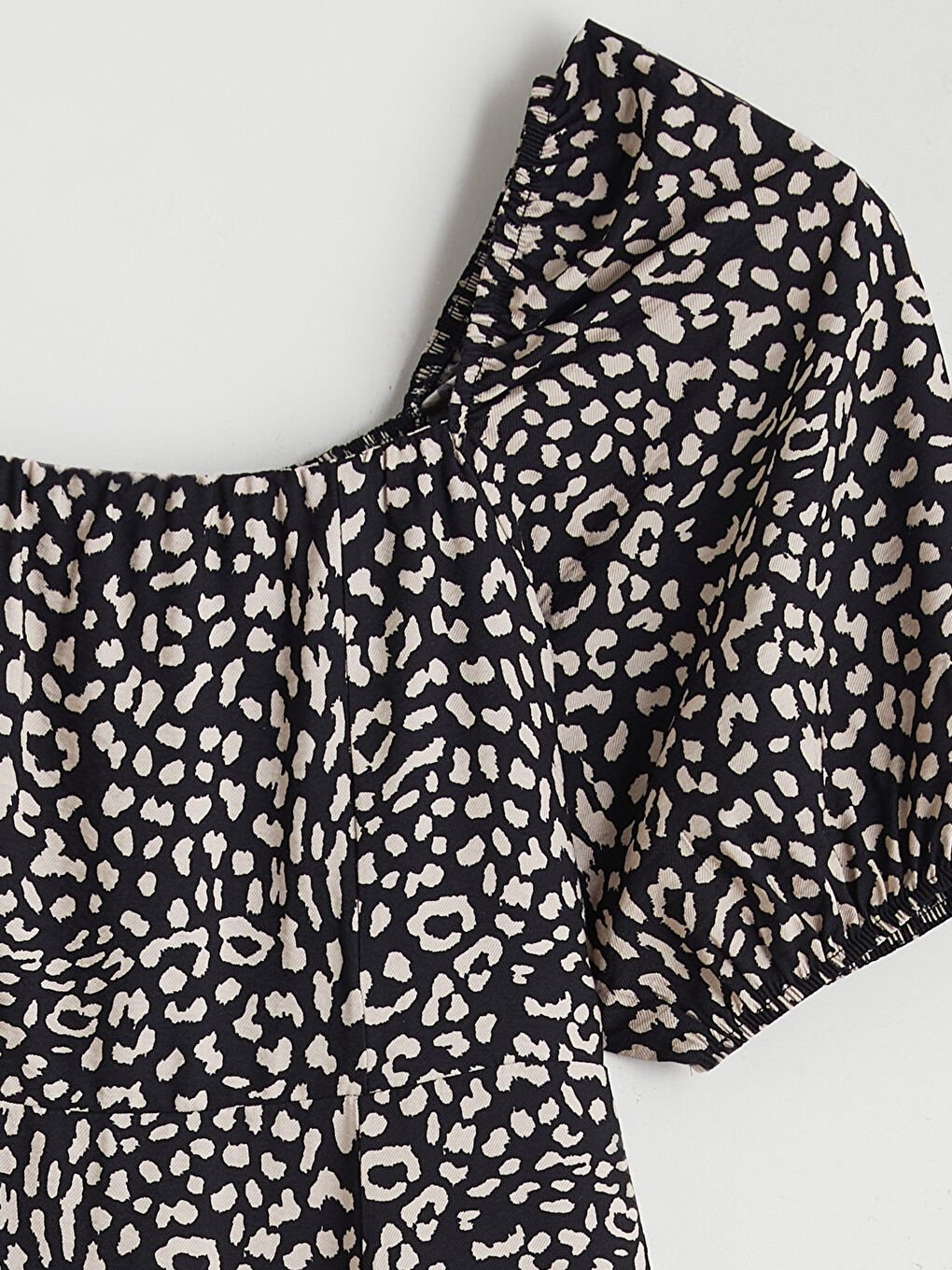 Siyah Kare Yaka Balon Kollu Belden Oturtmalı Elbise-5