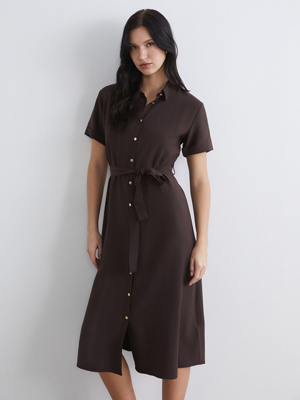 فستان قميص بني امرأة