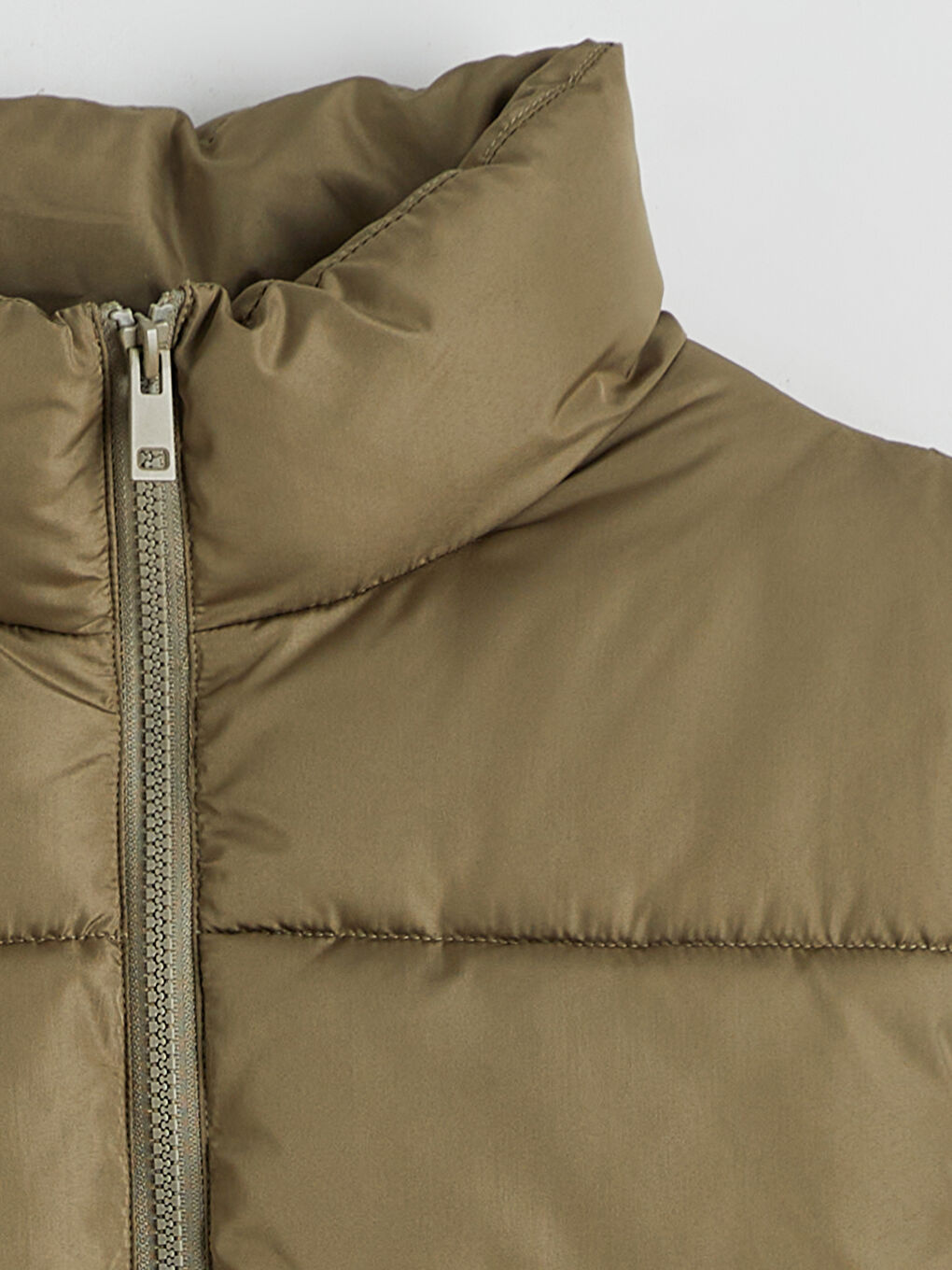 Puf prsluk sa visokom kragnom za Žene-7