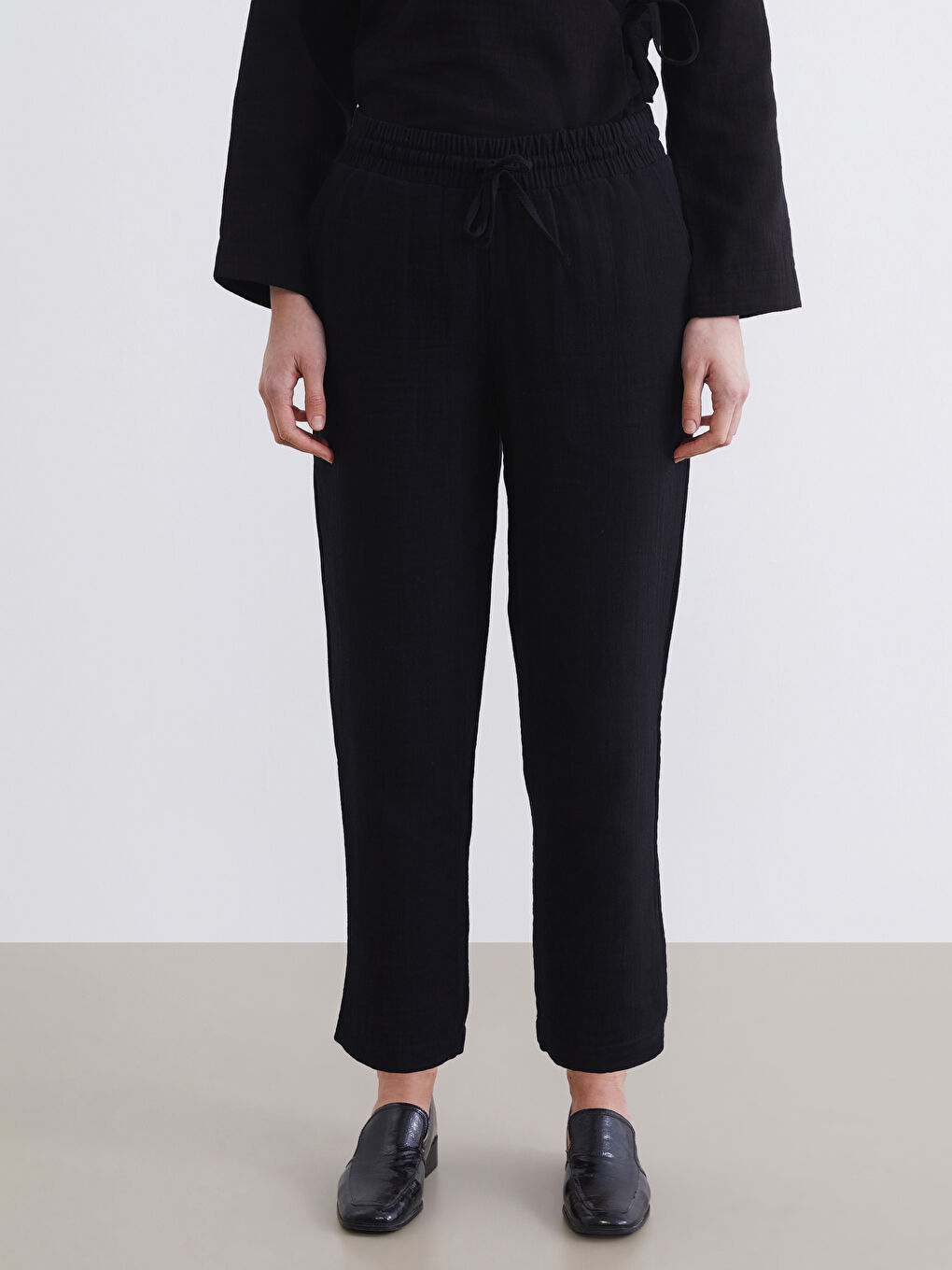 Carrot Fit Textured Women's Muslin Trousers-1