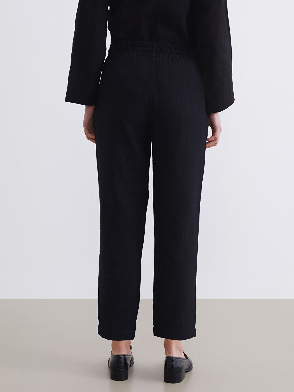 Carrot Fit Textured Women's Muslin Trousers-3