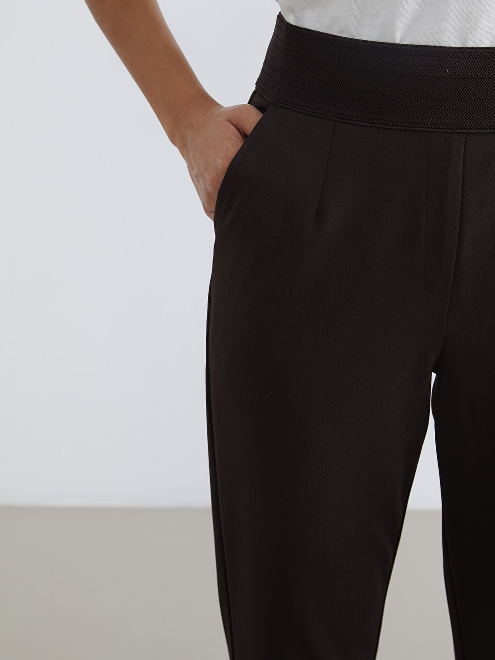 Effortless elegance meets everyday comfort in our crepe trousers with an elasticated waist.-2